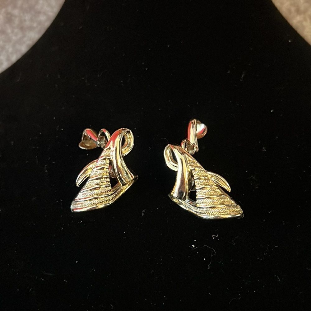 Vintage gold clip on earrings - Picture 3 of 3